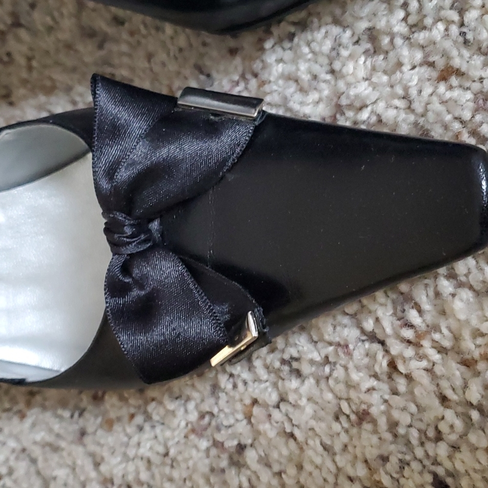 BCBG 8 1/2 black heels - Picture 2 of 11